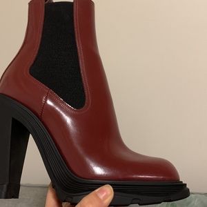 NWB Alexander McQueenTread Heeled Chelsea boots